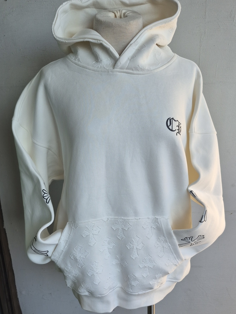 WHITE HOODED SWEATSHIRT